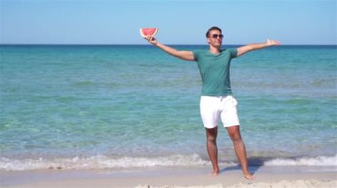 Beyaz sahildeki genç adam tatilde.