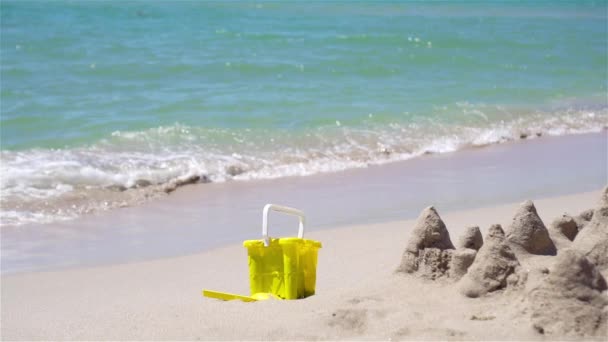 Playa juguetes para niños en la playa de arena blanca — Vídeos de Stock