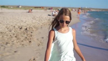 Yaz tatili boyunca sahilde sevimli, aktif küçük bir kız.
