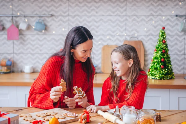 Bonne famille mère et fille cuire des biscuits pour Noël — Photo