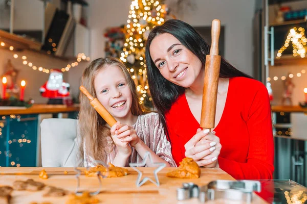 Família feliz mãe e filha assar biscoitos para o Natal — Fotografia de Stock