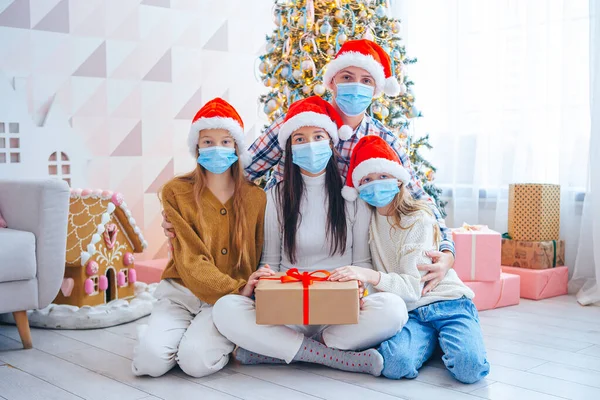 Feliz familia joven con niños sosteniendo regalos de Navidad — Foto de Stock