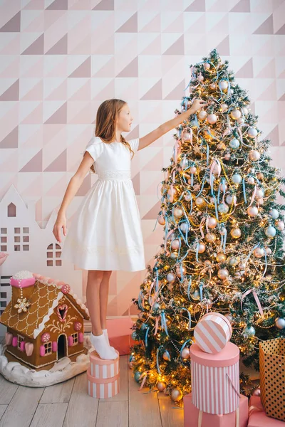 Schöne Mädchen in der Nähe Weihnachtsbaum schmücken — Stockfoto