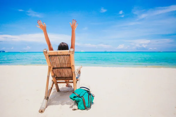 Woman laying on the beach enjoying summer holidays looking at the sea — Stock Photo, Image