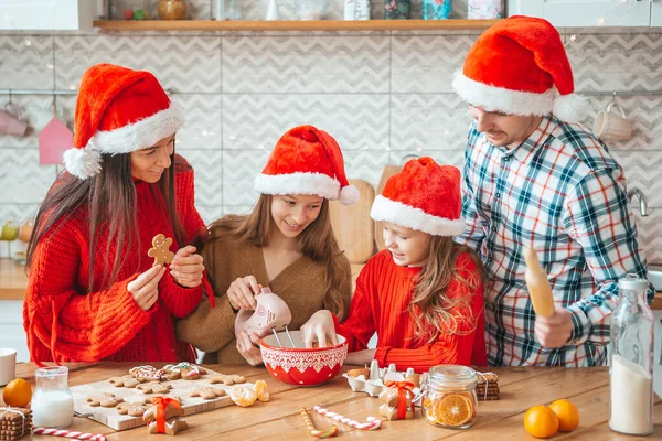 Gelukkig familie bakken koekjes voor Kerstmis — Stockfoto