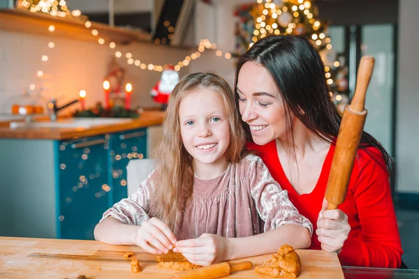 Mutlu aile annesi ve kızı Noel için kurabiye pişirir. — Stok fotoğraf