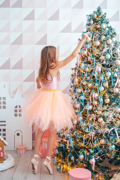 Schöne Mädchen in der Nähe Weihnachtsbaum schmücken — Stockfoto