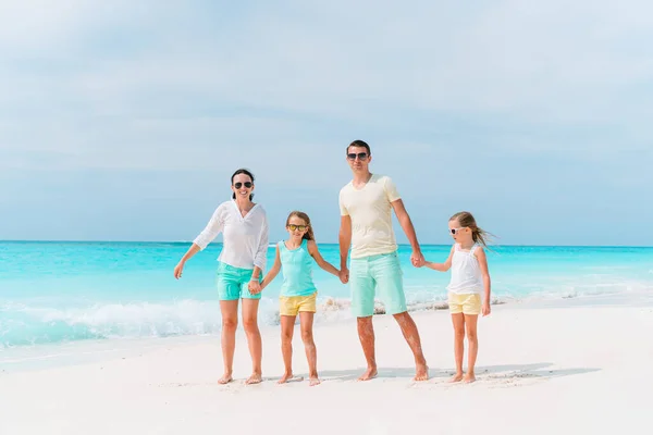 Famiglia felice sulla spiaggia durante le vacanze estive — Foto Stock