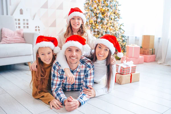 Jovem família feliz com crianças segurando presentes de Natal — Fotografia de Stock