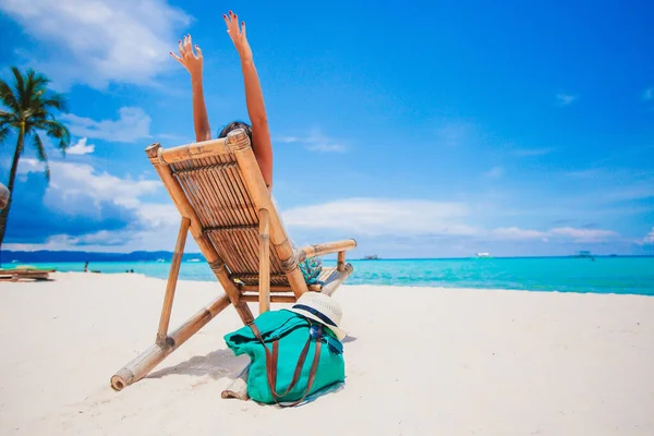 Donna sdraiata sulla spiaggia godendo di vacanze estive guardando il mare — Foto Stock