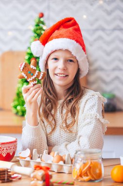 Sevimli küçük kız Noel kurabiyesi pişiriyor