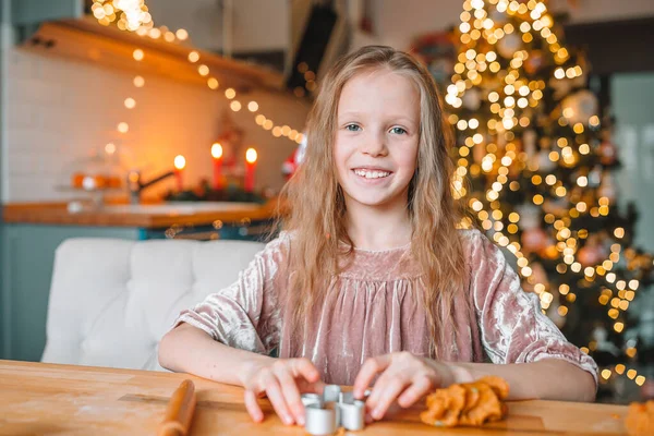 Entzückendes kleines Mädchen backt Weihnachts-Lebkuchen — Stockfoto