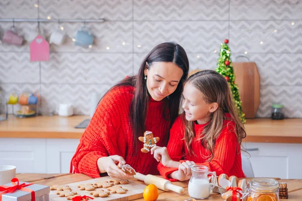 Szczęśliwa rodzina matka i córka piec ciasteczka na Boże Narodzenie — Zdjęcie stockowe