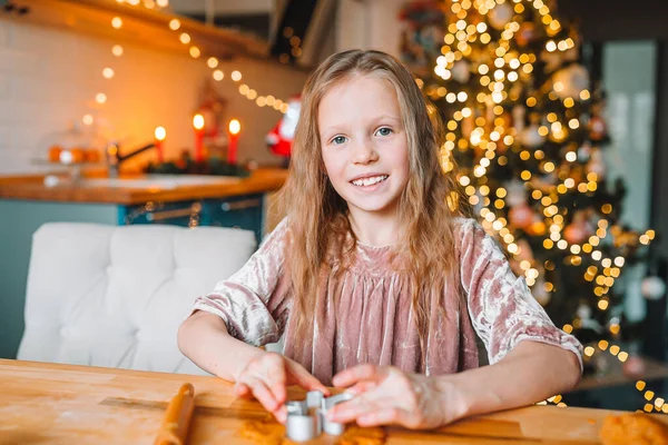 Entzückendes kleines Mädchen backt Weihnachts-Lebkuchen — Stockfoto