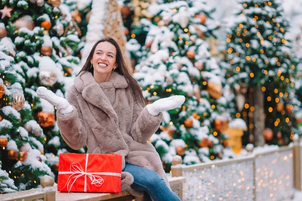 La muchacha feliz cerca de la rama del abeto en la nieve para un nuevo año. —  Fotos de Stock