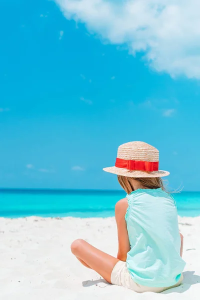 Söt liten flicka på tropisk strand — Stockfoto