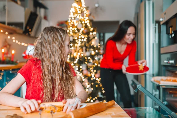 행복 한 가족 엄마와 딸 크리스마스를 위해 쿠키를 굽는 모습 — 스톡 사진