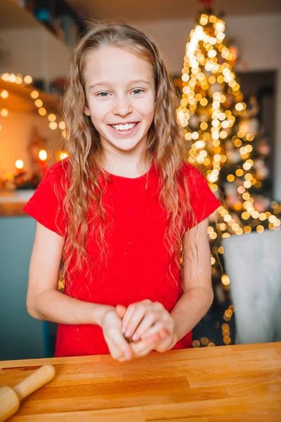 Adorable niña hornear galletas de jengibre de Navidad — Foto de Stock