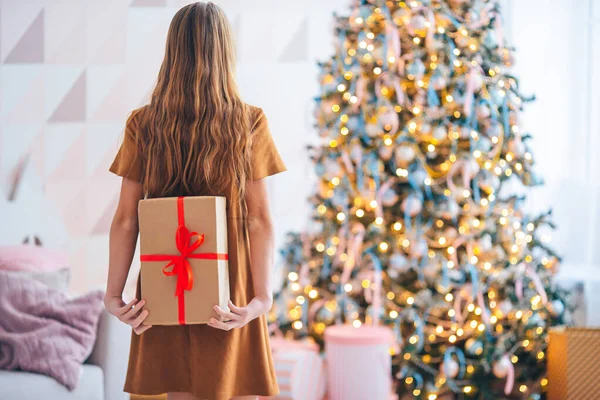 아이들이 크리스마스 트리 근처에 선물 상자를 들고 있는 모습. — 스톡 사진