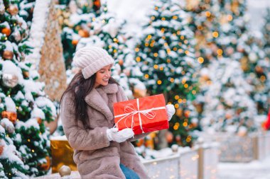 Mutlu kız yılbaşı için karların içinde köknar ağacı dalının yanında.