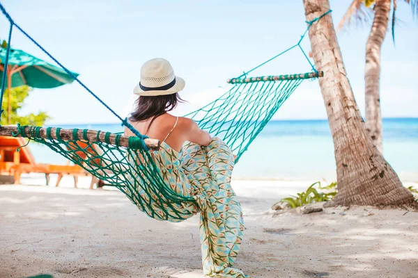 Rozkošná dívka na tropické dovolené relaxaci v houpací síti — Stock fotografie