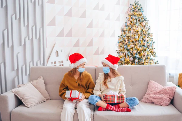 Niños felices sosteniendo regalos de Navidad — Foto de Stock