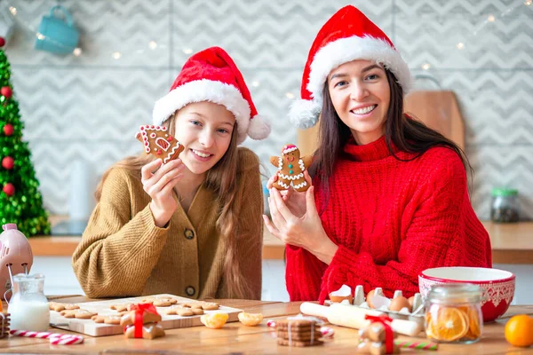 幸せな家族の母親と娘はクリスマスのためにクッキーを焼く — ストック写真