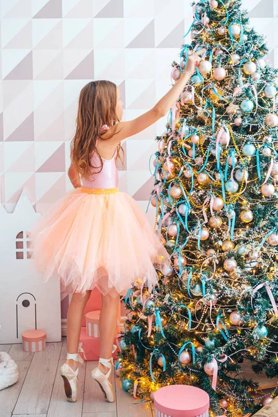 Schöne Mädchen in der Nähe Weihnachtsbaum schmücken — Stockfoto