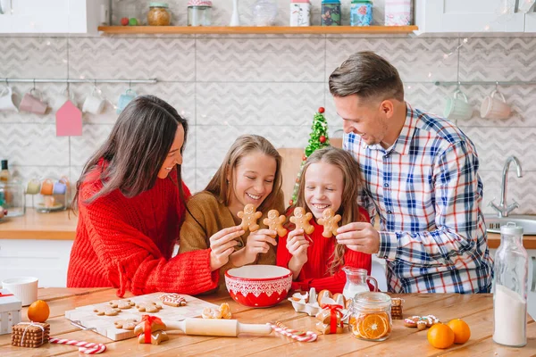 Mutlu aile Noel için kurabiye pişirir. — Stok fotoğraf