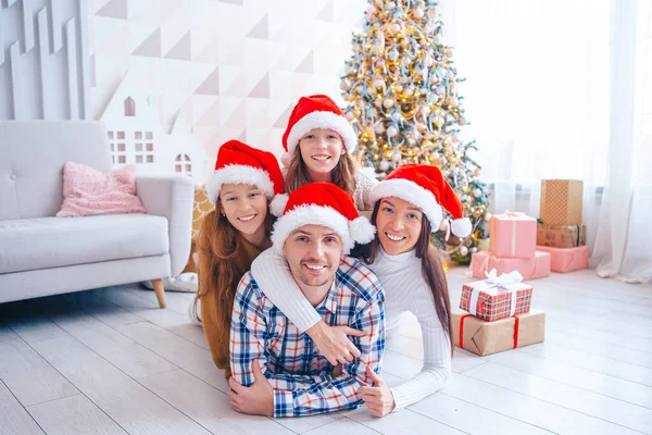 Jovem família feliz com crianças segurando presentes de Natal — Fotografia de Stock