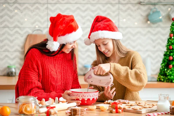 Lycklig familj mor och dotter baka kakor till jul — Stockfoto