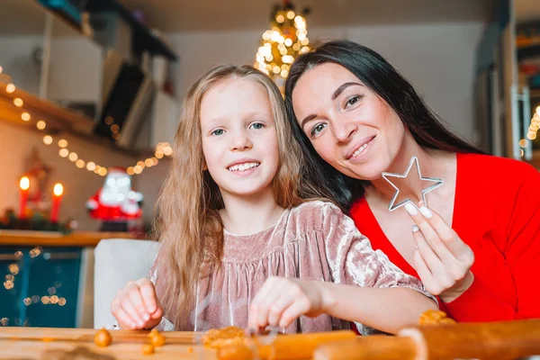 Χαρούμενη οικογένεια μητέρα και κόρη ψήνουν μπισκότα για τα Χριστούγεννα — Φωτογραφία Αρχείου