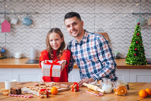 Famille de papa et fille en vacances de Noël — Photo