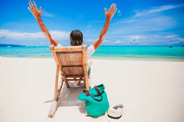 Woman laying on the beach enjoying summer holidays looking at the sea — Stock Photo, Image