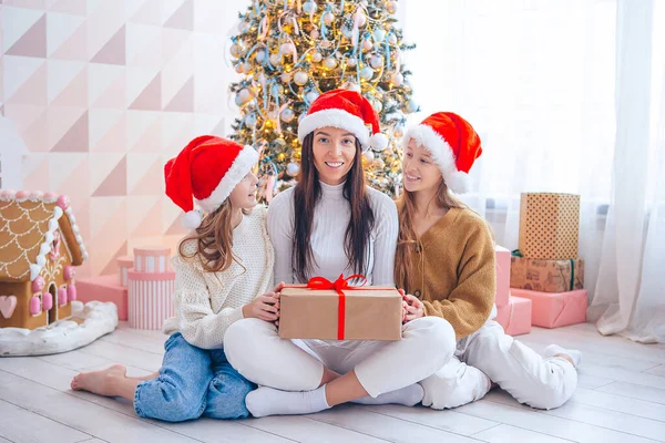 Joven mamá con niños sosteniendo regalos de Navidad — Foto de Stock