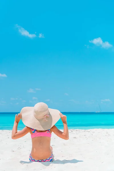 Szczęśliwa dziewczyna cieszyć letnie wakacje na plaży — Zdjęcie stockowe