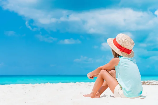 Adorable little girl on tropical beach — Stock Photo, Image