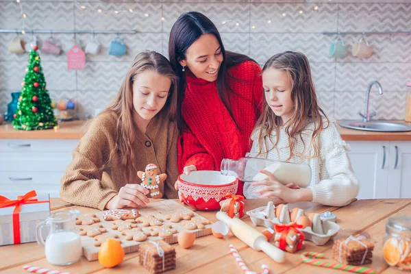 Mutlu aile annesi ve kızı Noel için kurabiye pişirir. — Stok fotoğraf