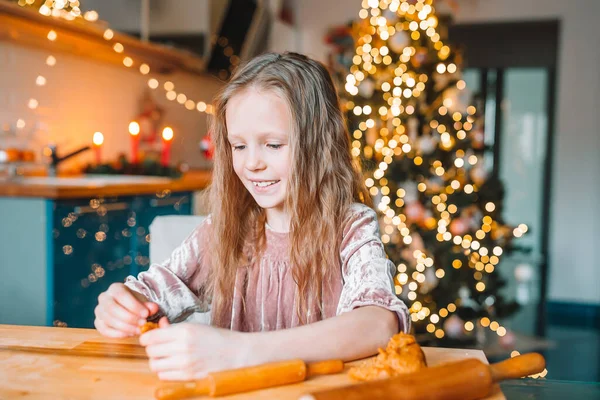 Adorable petite fille cuisson biscuits de pain d'épice de Noël — Photo