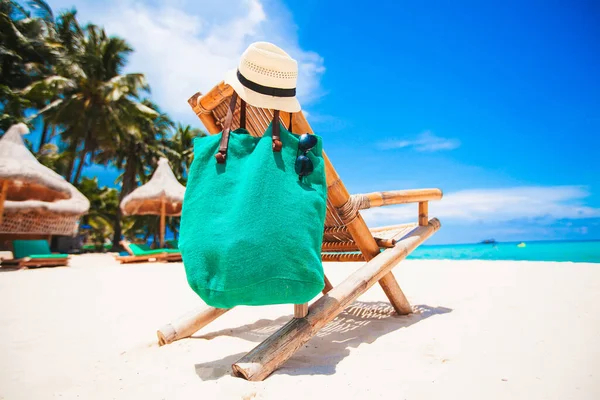 Cadeiras lounge brancas em uma bela praia tropical — Fotografia de Stock