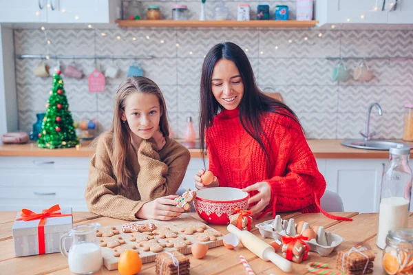 Feliz familia madre e hija hornear galletas para Navidad — Foto de Stock