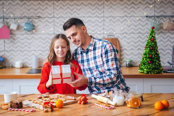 Rodina otce a dcery na vánoční dovolenou — Stock fotografie