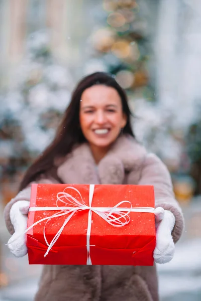 La muchacha feliz cerca de la rama del abeto en la nieve para un nuevo año. — Foto de Stock