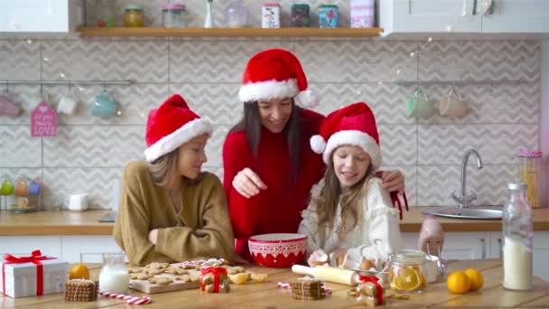 Ibu dan anak perempuan yang bahagia memanggang kue untuk Natal — Stok Video