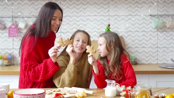 Felice famiglia madre e figlie cuocere i biscotti per Natale — Video Stock