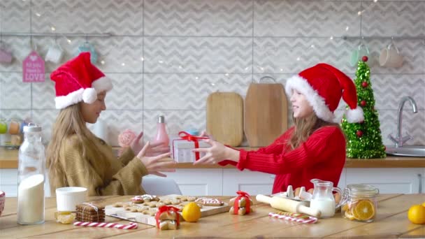 Małe dziewczynki z prezentem na Boże Narodzenie w urządzonym salonie. — Wideo stockowe