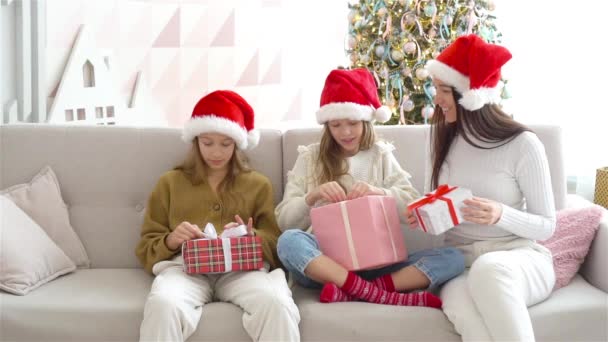 Ung mamma med barn som håller julklappar — Stockvideo