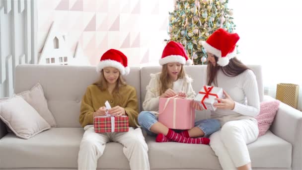 Jovem mãe com crianças segurando presentes de Natal — Vídeo de Stock