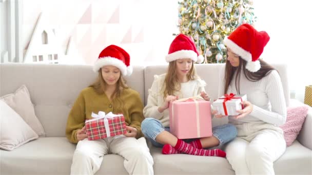 Young mom with kids holding christmas presents — Stock Video