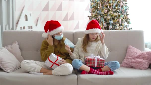 Niños felices sosteniendo regalos de Navidad — Vídeo de stock